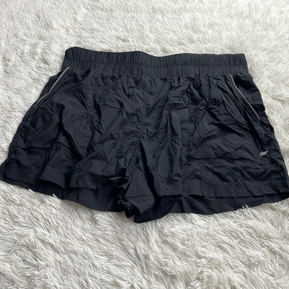 Fabletics Ultra High-Waisted Piped Nylon Short - Picture 2 of 7